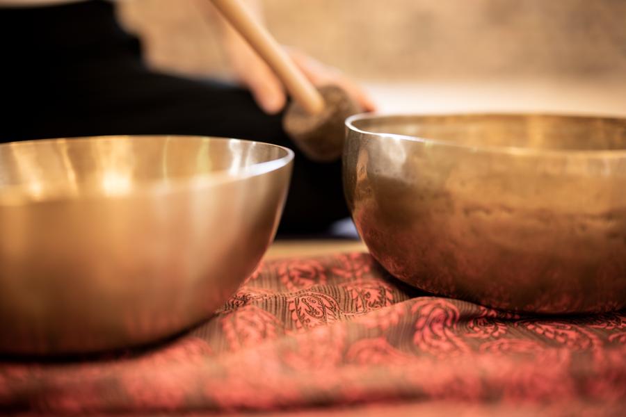 Klangschalen im Maru Dojo
